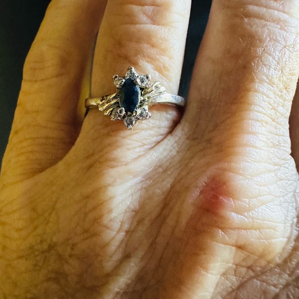Stunning Sterling Silver Ring with Black Center Rginestone and CZ Diamonds Sz 7
